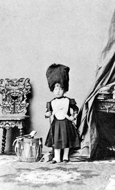De prins-imperiaal in het uniform van een trommelaar van de Grenadier Guards, ca. 1860 door Andre Adolphe Eugene Disderi